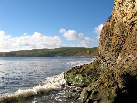  cliff edge next to shore